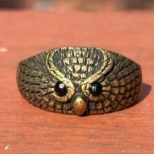 Cute vintage bronze toned owl ring. Features black rhinestone eyes.